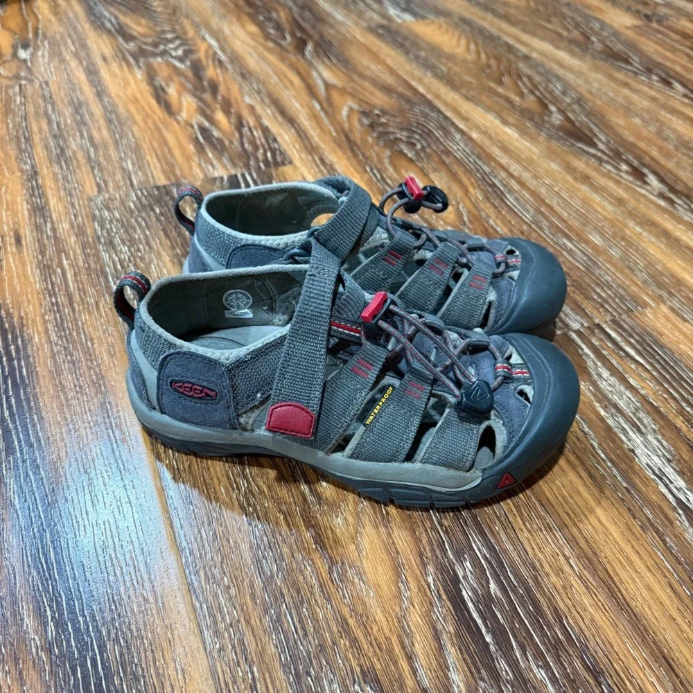 Keen Newport H2 Kids Size 2 Gray Red Waterproof Sport Sandals Shoes 34 EU